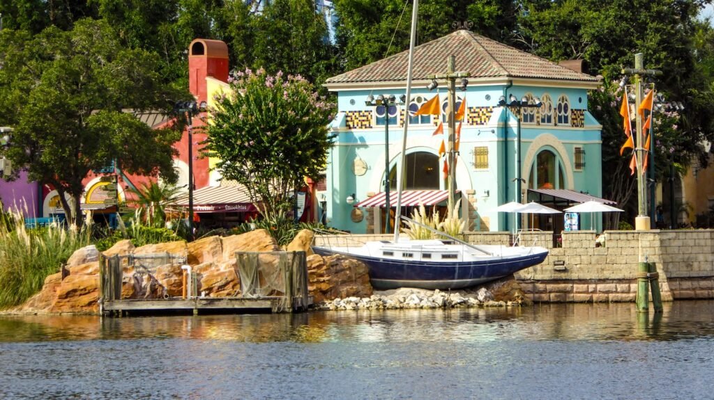 A boat sitting in the water next to a building